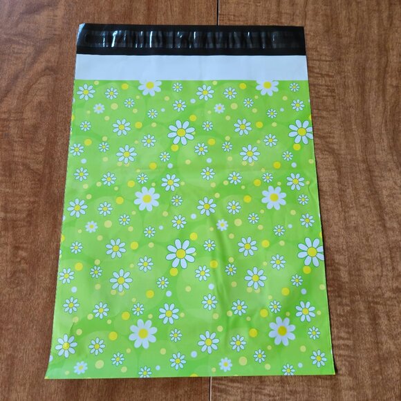 Lime Green Daisy Flower Polymailers 25ct. - Picture 2 of 6